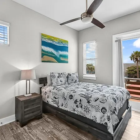 Waterfront Condo With Rooftop + Pool + Boat Slips